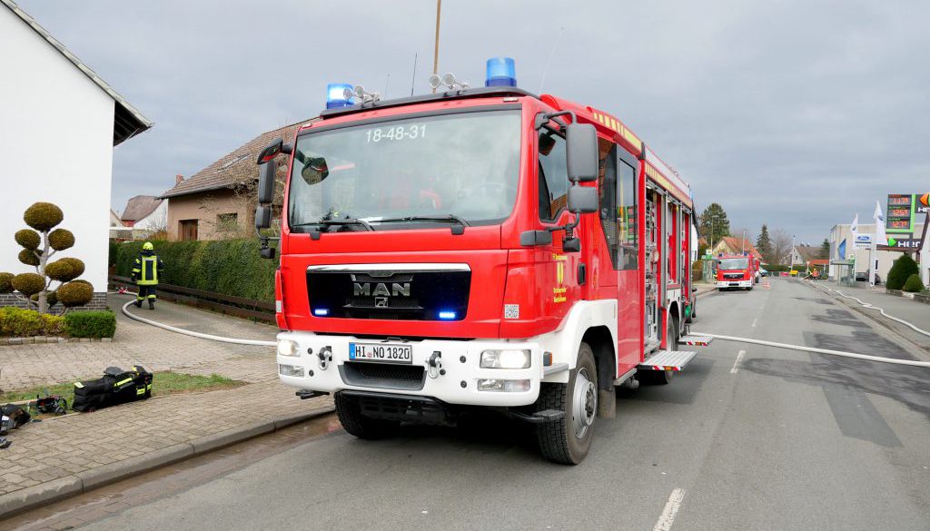 Feuerwehrfahrzeug der Ortsfeuerwehr Nordstemmen beim Brand einer Terrassenüberdachung in Nordstemmen