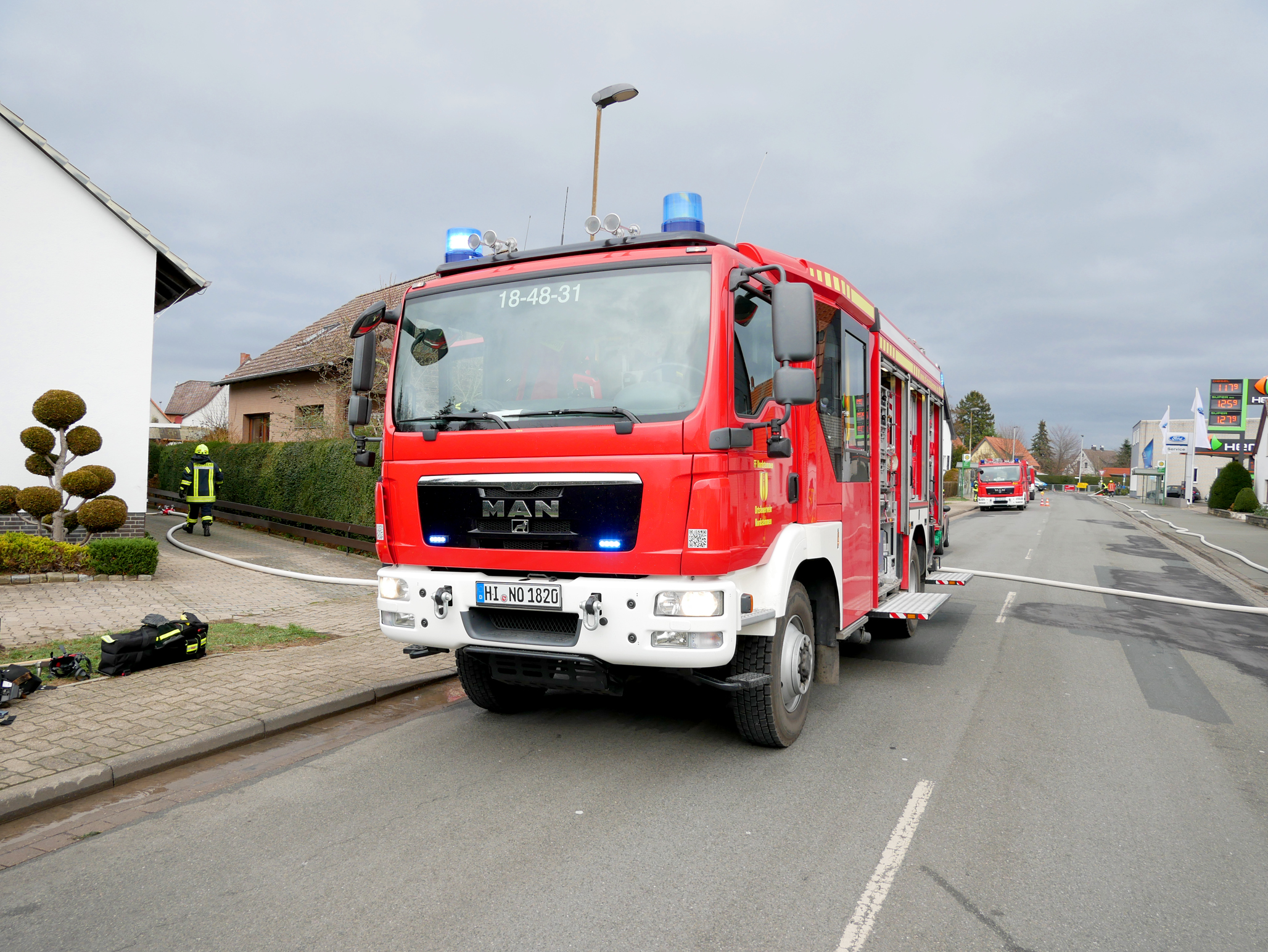 Feuerwehrfahrzeug der Ortsfeuerwehr Nordstemmen beim Brand einer Terrassenüberdachung in Nordstemmen