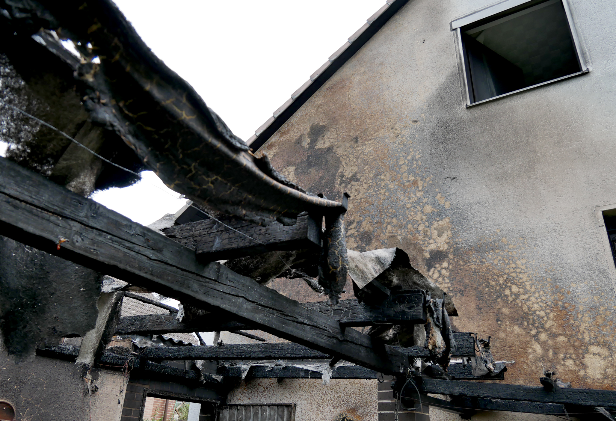 Bild zeigt abgebranntes Terrassendach bei einem Brandeinsatz in Nordstemmen